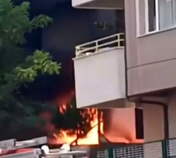 BURSA'DA BİR BİNADA ÇIKAN YANGIN İTFAİYE EKİPLERİNİN MÜDAHALESİ SONRASI SÖNDÜRÜLDÜ