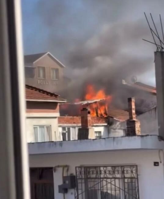 Bursa’da binanın çatısı alevlere teslim oldu BURSA'DA BİNANIN ÇATISI ALEVLERE TESLİM OLDU