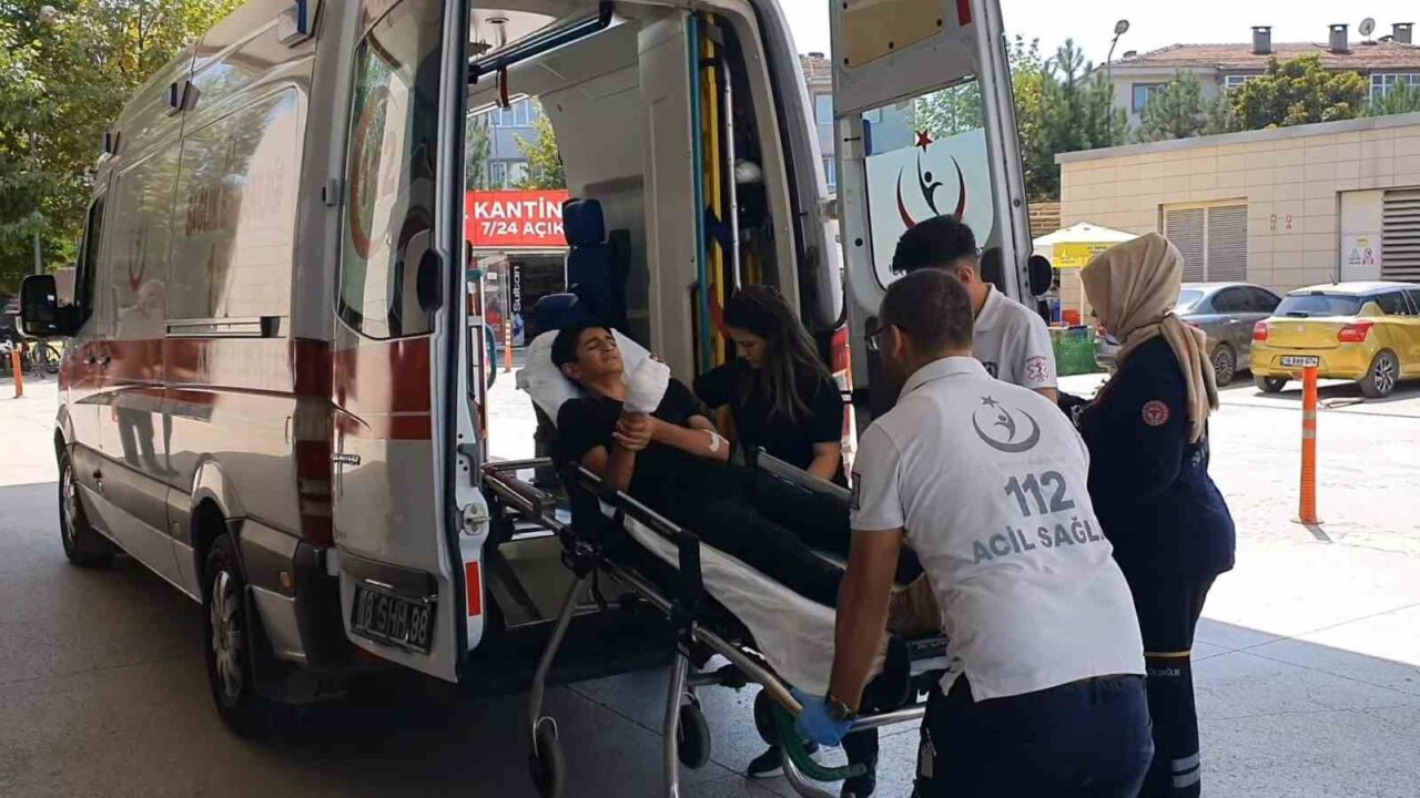 BURSA'NIN İNEGÖL İLÇESİNDE ELİNİ SALÇA MAKİNESİNE KAPTIRAN GENÇ YARALANDI.