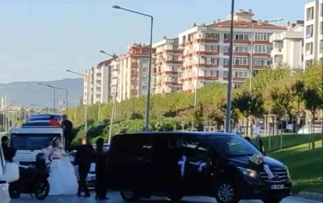 Bursa’da düğün konvoyu terörü BURSA'DA DÜĞÜN KONVOYU TERÖRÜ: YOLU KESİP DAKİKALARCA OYUN OYNADILAR