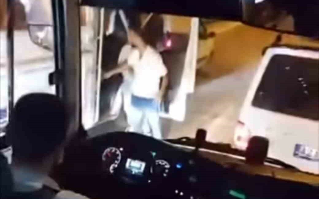 Bursa’da garip kavga…Boş olan trafikte yol için kavga ettiler BURSA'DA İKİ SÜRÜCÜ GECE SAATLERİNDE TRAFİĞİ SEYREK OLDUĞU ANA YOLDA