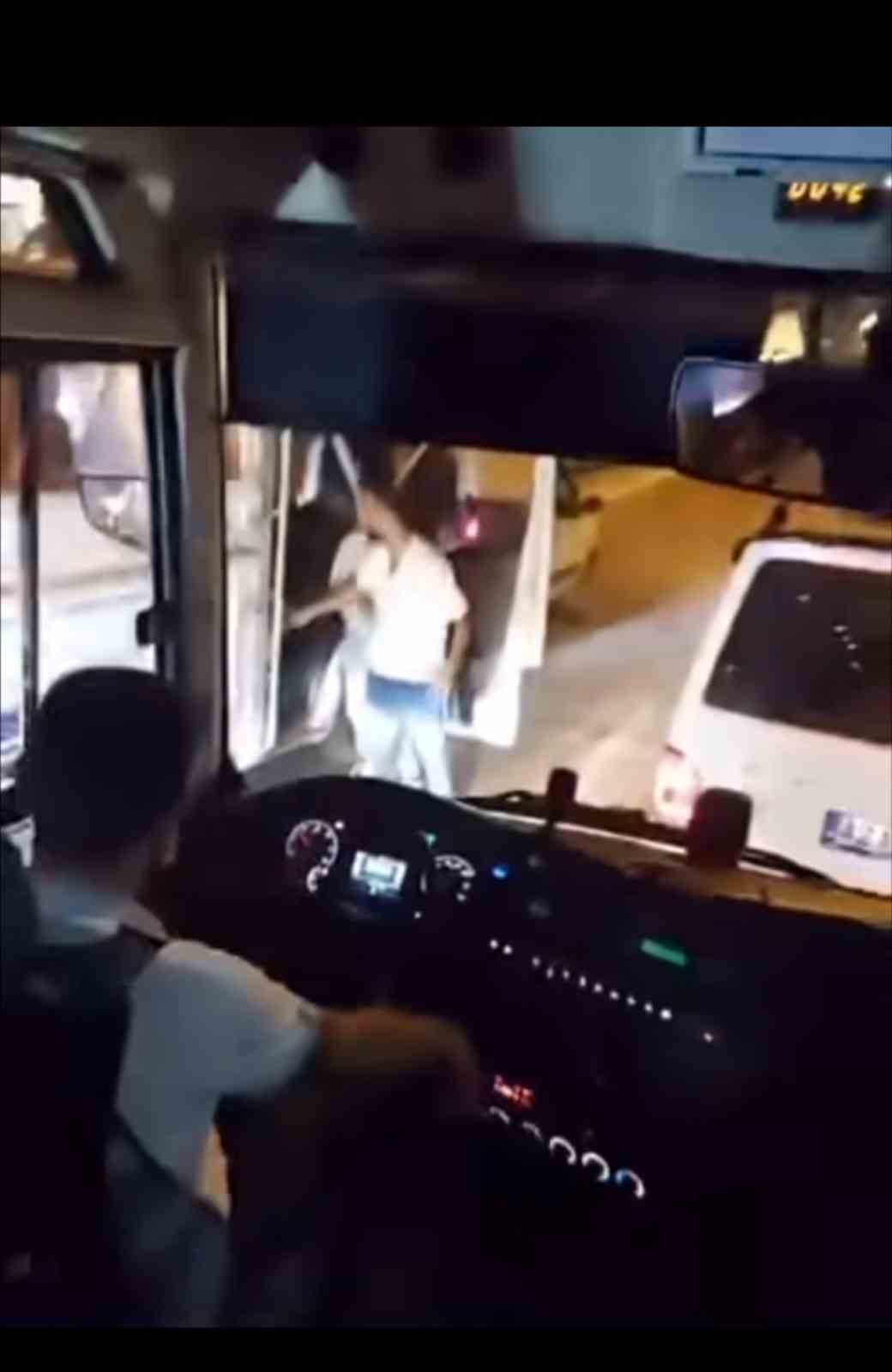 BURSA'DA İKİ SÜRÜCÜ GECE SAATLERİNDE TRAFİĞİ SEYREK OLDUĞU ANA YOLDA