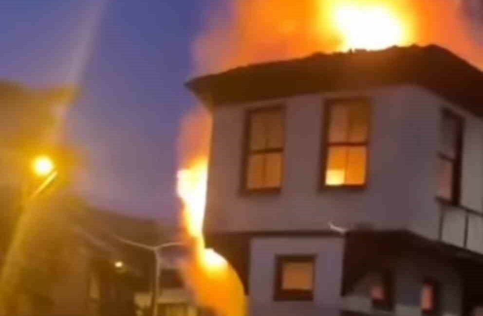 BURSA’DA SABAHA KARŞI METRUK BİNADA ÇIKAN YANGIN İTFAİYE EKİPLERİ TARAFINDAN