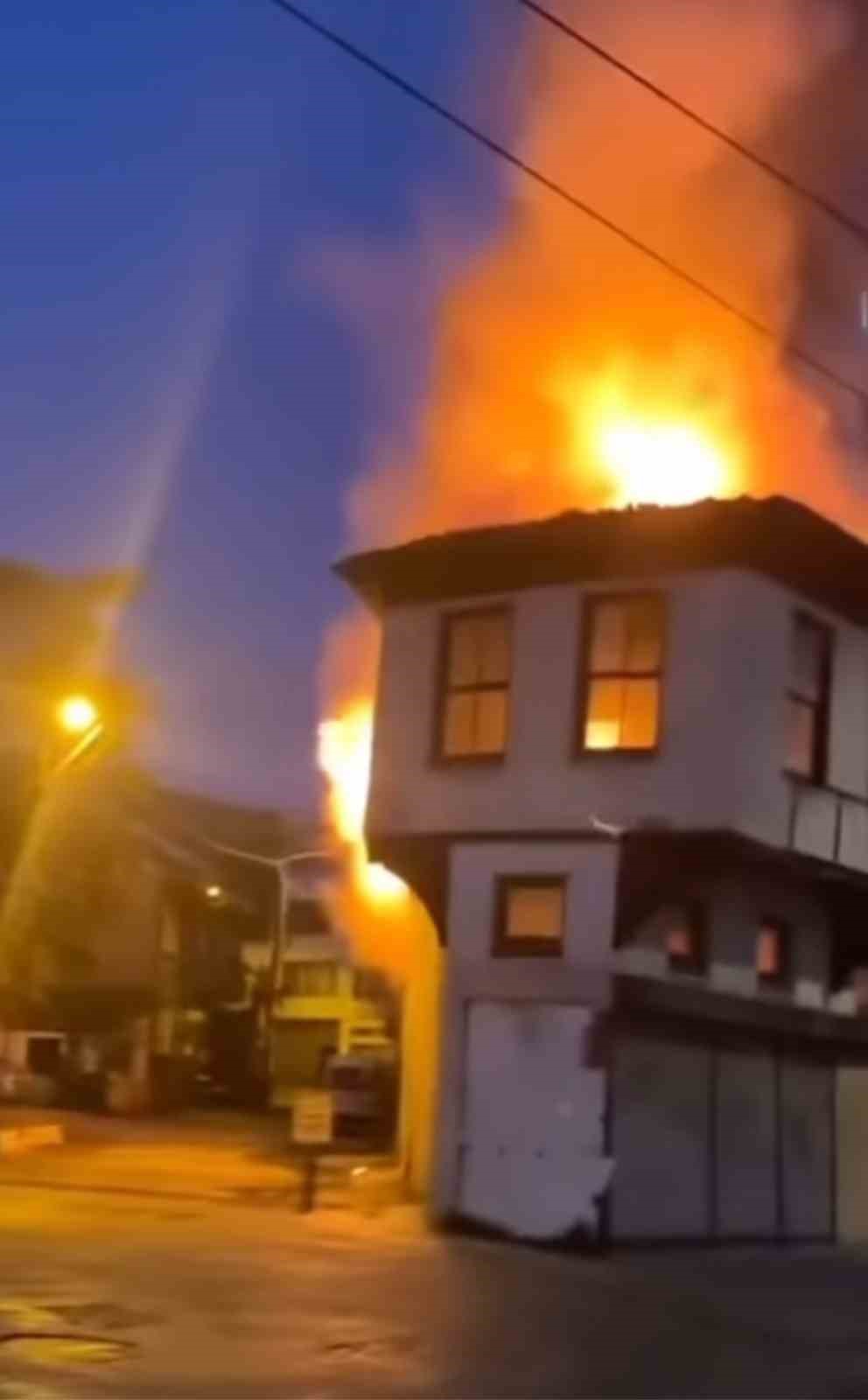 BURSA’DA SABAHA KARŞI METRUK BİNADA ÇIKAN YANGIN İTFAİYE EKİPLERİ TARAFINDAN