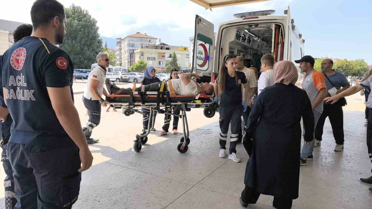 BURSA'NIN İNEGÖL İLÇESİNDE 2 AMBULANS İLE KAMYONET ÇARPIŞTI. KAZADA 6'SI