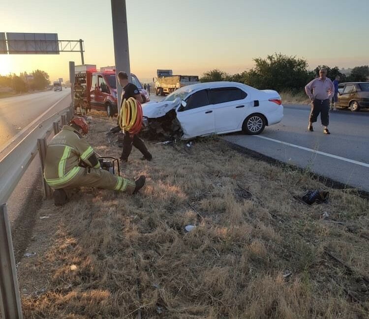 BURSA'DA KONTROLDEN ÇIKAN OTOMOBİL ELEKTRİK DİREĞİNE ÇARPTI. SIKIŞAN SÜRÜCÜ KURTARILARAK