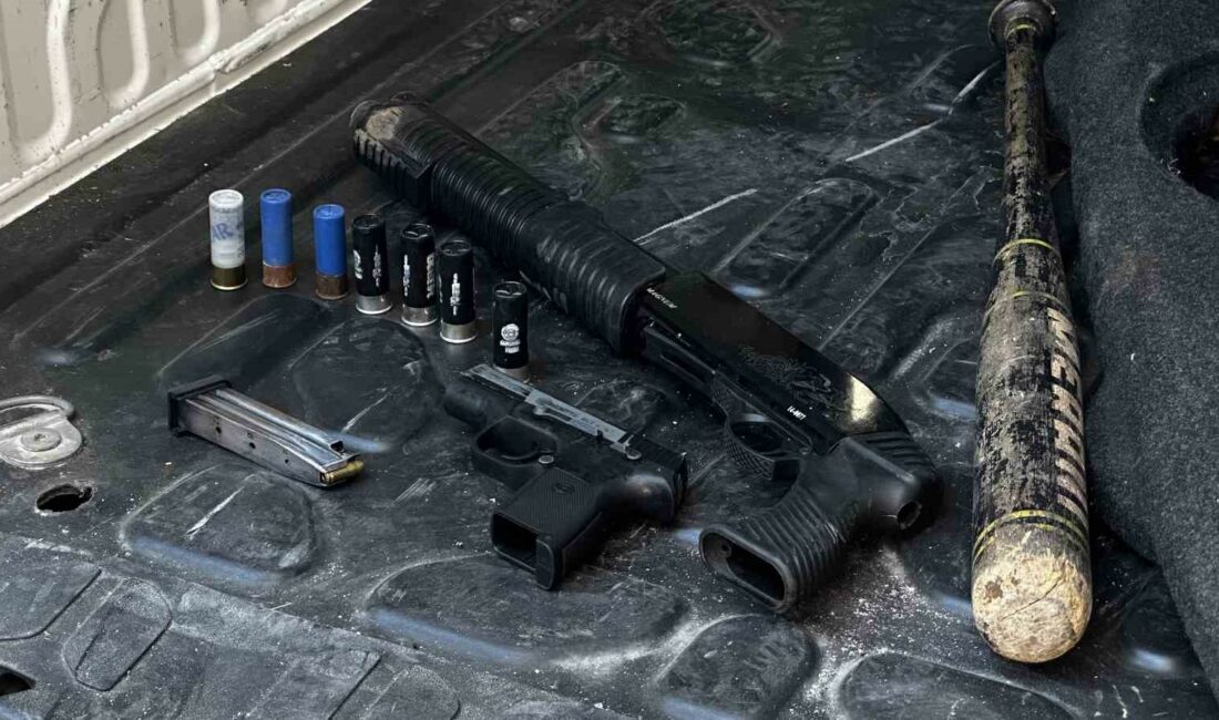 Bursa’da kazalı şekilde park halinde bekleyen araçtan çıkanlar polisi bile şaşırttı BURSA'DA SOKAK ARASINDA KAZALI OLARAK PARK HALİNDE BEKLEYEN HAFİF TİCARİ