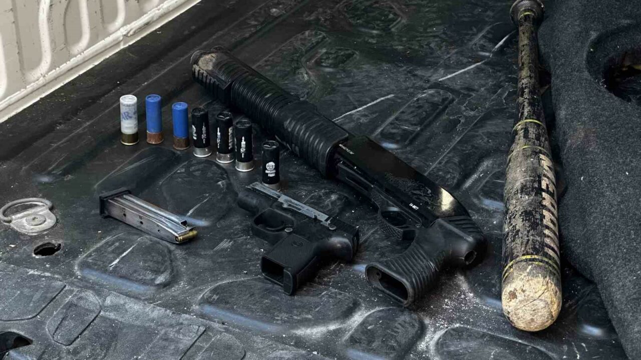 BURSA'DA SOKAK ARASINDA KAZALI OLARAK PARK HALİNDE BEKLEYEN HAFİF TİCARİ