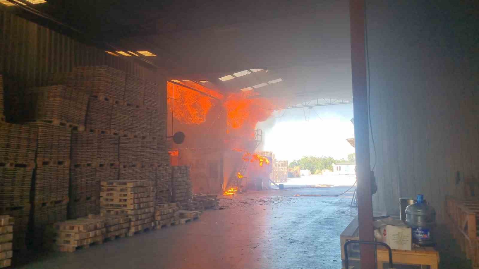 BURSA'DA KERESTE FABRİKASINDA ÇIKAN YANGIN, 1 SAAT SÜREN MÜDAHALE SONRASI