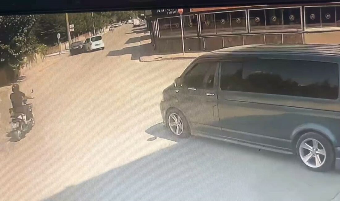 Bursa’da kontrolden çıkan otomobil önce araca, sonra 2 kafeye çarptı BURSA'NIN İNEGÖL İLÇESİNDE MEYDANA GELEN KAZADA KONTROLDEN ÇIKAN OTOMOBİL, HAFİF