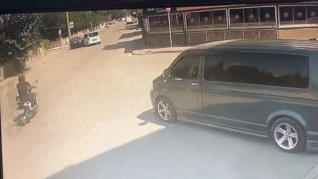 BURSA'NIN İNEGÖL İLÇESİNDE MEYDANA GELEN KAZADA KONTROLDEN ÇIKAN OTOMOBİL, HAFİF