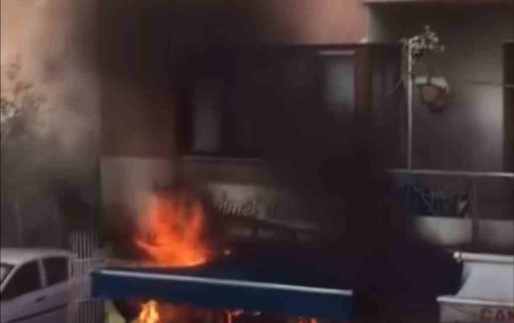 Bursa’da korkutan yangın: Duyarlı vatandaş yangının büyümesini önledi BURSA'DA BİR MARKETİN GİRİŞİNDE ÇIKAN YANGIN SÖNDÜRÜLDÜ.