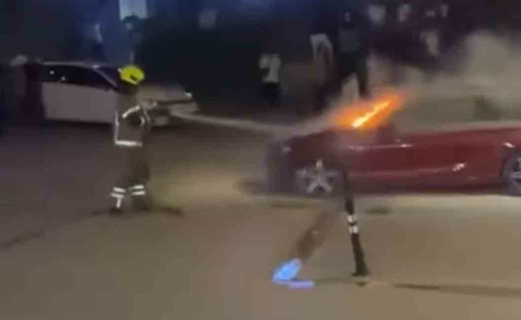 Bursa’da lüks araç park halinde alev alev yandı BURSA'DA LÜKS ARAÇ PARK HALİNDE ALEV ALEV YANDI