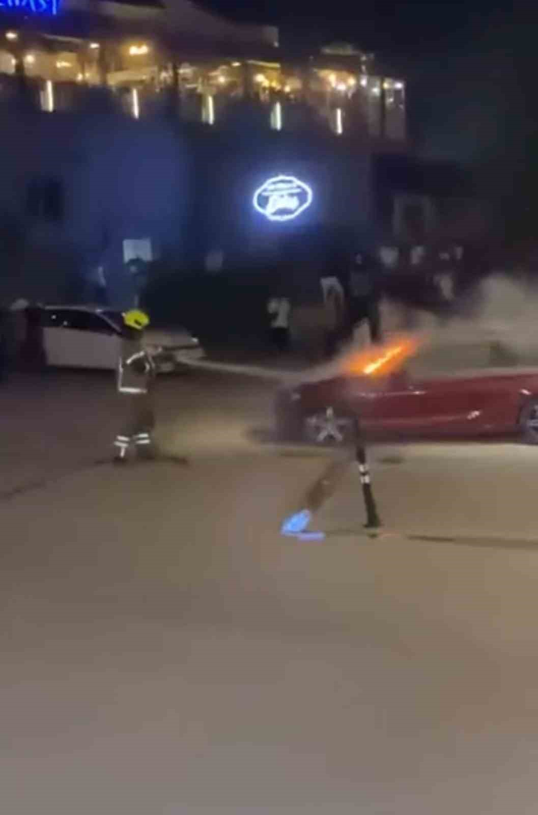 BURSA'DA LÜKS ARAÇ PARK HALİNDE ALEV ALEV YANDI