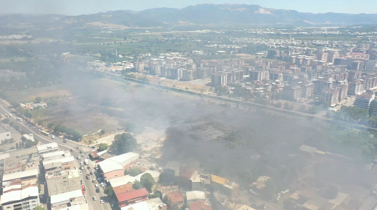 BURSA'DA OTLUK ALANDA ÇIKAN VE KISA SÜREDE BÜYÜYEN YANGIN, EKİPLERİN