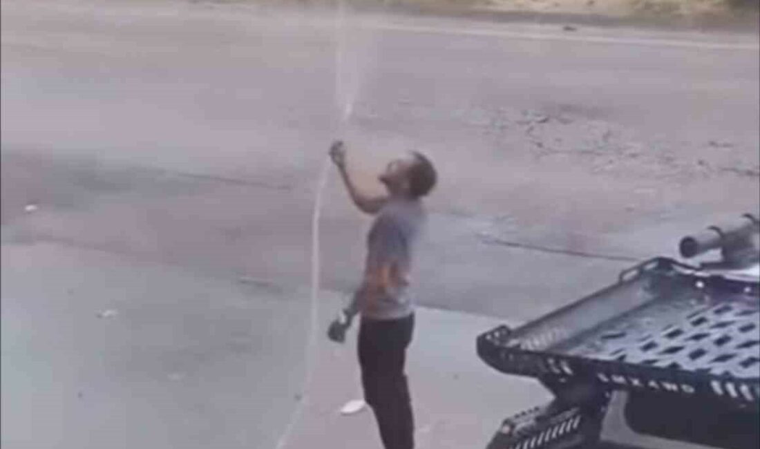 Bursa’da sıcaktan bunalan vatandaşlar kendini böyle serinletti BURSA'DA SICAKTAN BUNALAN VATANDAŞLAR KENDİNİ BÖYLE SERİNLETTİ