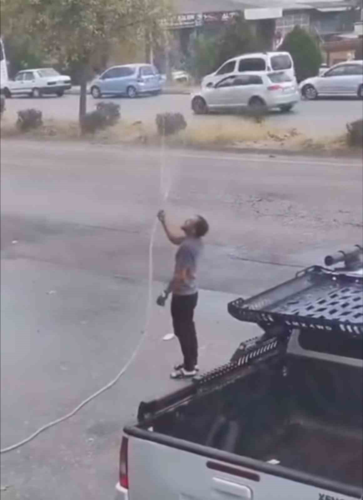 BURSA'DA SICAKTAN BUNALAN VATANDAŞLAR KENDİNİ BÖYLE SERİNLETTİ