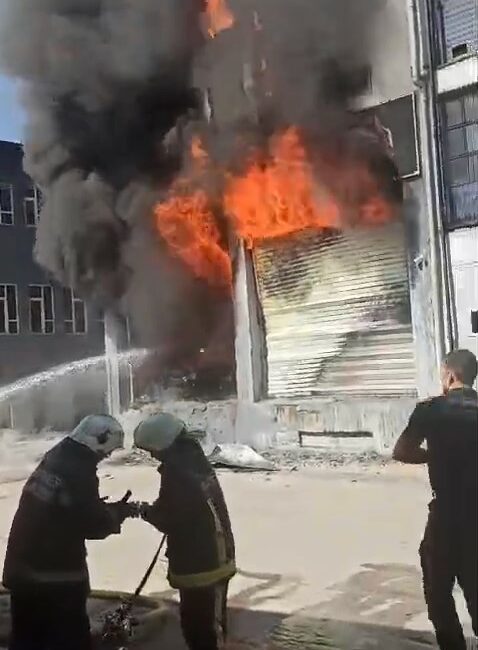 Bursa’da sünger ve baza deposu alev alev yandı BURSA'DA BİR SÜNGER DEPOSU ALEV ALEV YANDI. SABAH SAATLERİNDE BİLİNMEYEN