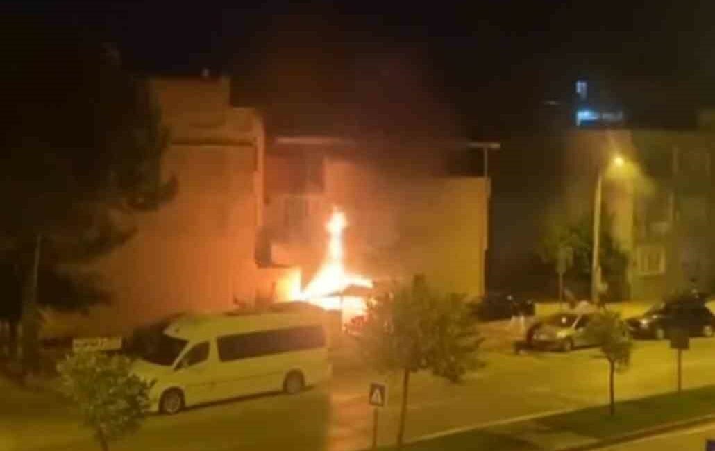 Bursa’da tostçu alevlere teslim oldu BURSA'DA BİR TOST DÜKKANINDA ÇIKAN YANGIN, İTFAİYE EKİPLERİNCE SÖNDÜRÜLDÜ. YANGININ