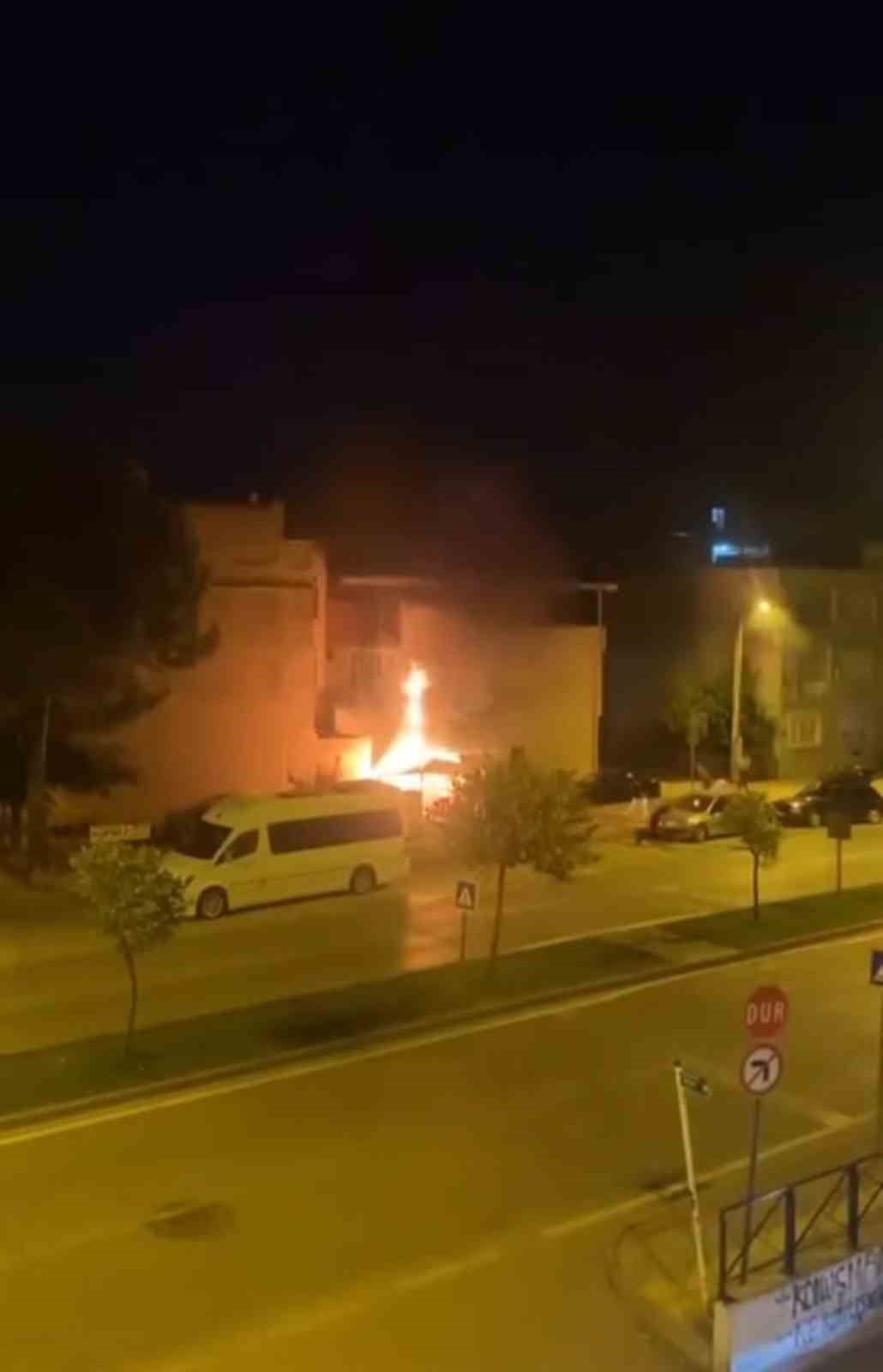 BURSA'DA BİR TOST DÜKKANINDA ÇIKAN YANGIN, İTFAİYE EKİPLERİNCE SÖNDÜRÜLDÜ. YANGININ