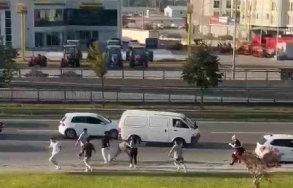 Bursa’da yol ortasında birbirlerine acımasızca vurdular BURSA'DA YOL ORTASINDA ACIMASIZCA BİRBİRLERİNE VURDULAR