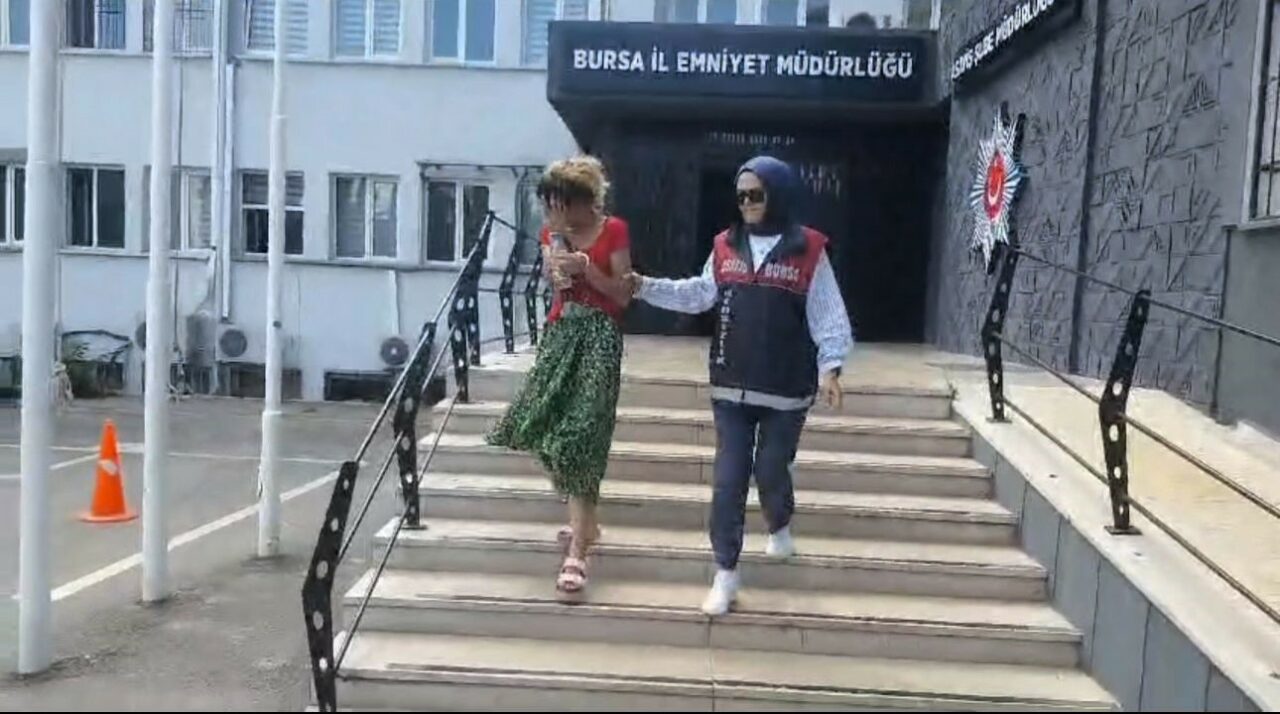 BURSA'DA BİR EVE GİREREK ZİYNET EŞYASI VE RUHSATLI TABANCA ÇALAN