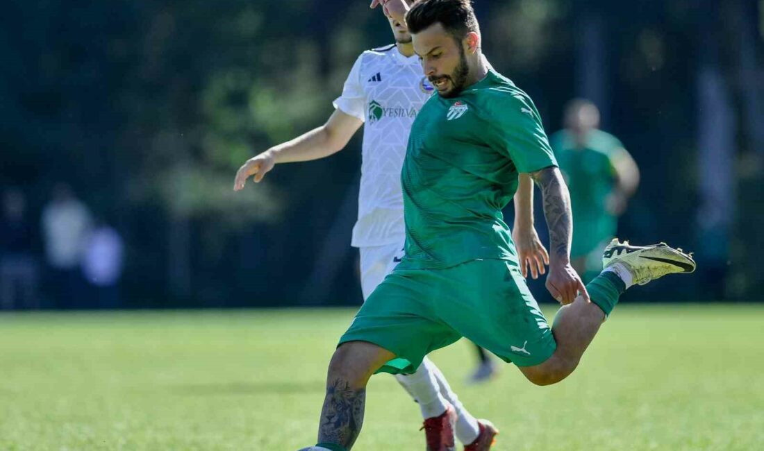 Bursaspor antrenman maçında Küçükçekmece Sinopspor’a yenildi BURSASPOR ANTRENMAN MAÇINDA KÜÇÜKÇEKMECE SİNOPSPOR'A 1-0 MAĞLUP OLDU.