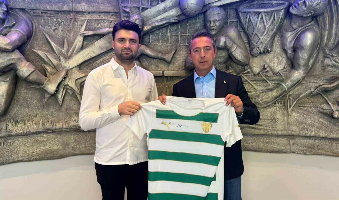 Bursaspor Başkanı Enes Çelik, Fenerbahçe Başkanı Ali Koç’u ziyaret etti ENES ÇELİK, ALİ KOÇ’A İSMİ YAZILI 16 NUMARALI BURSASPOR FORMASI