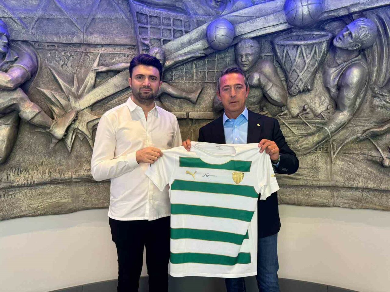 ENES ÇELİK, ALİ KOÇ’A İSMİ YAZILI 16 NUMARALI BURSASPOR FORMASI