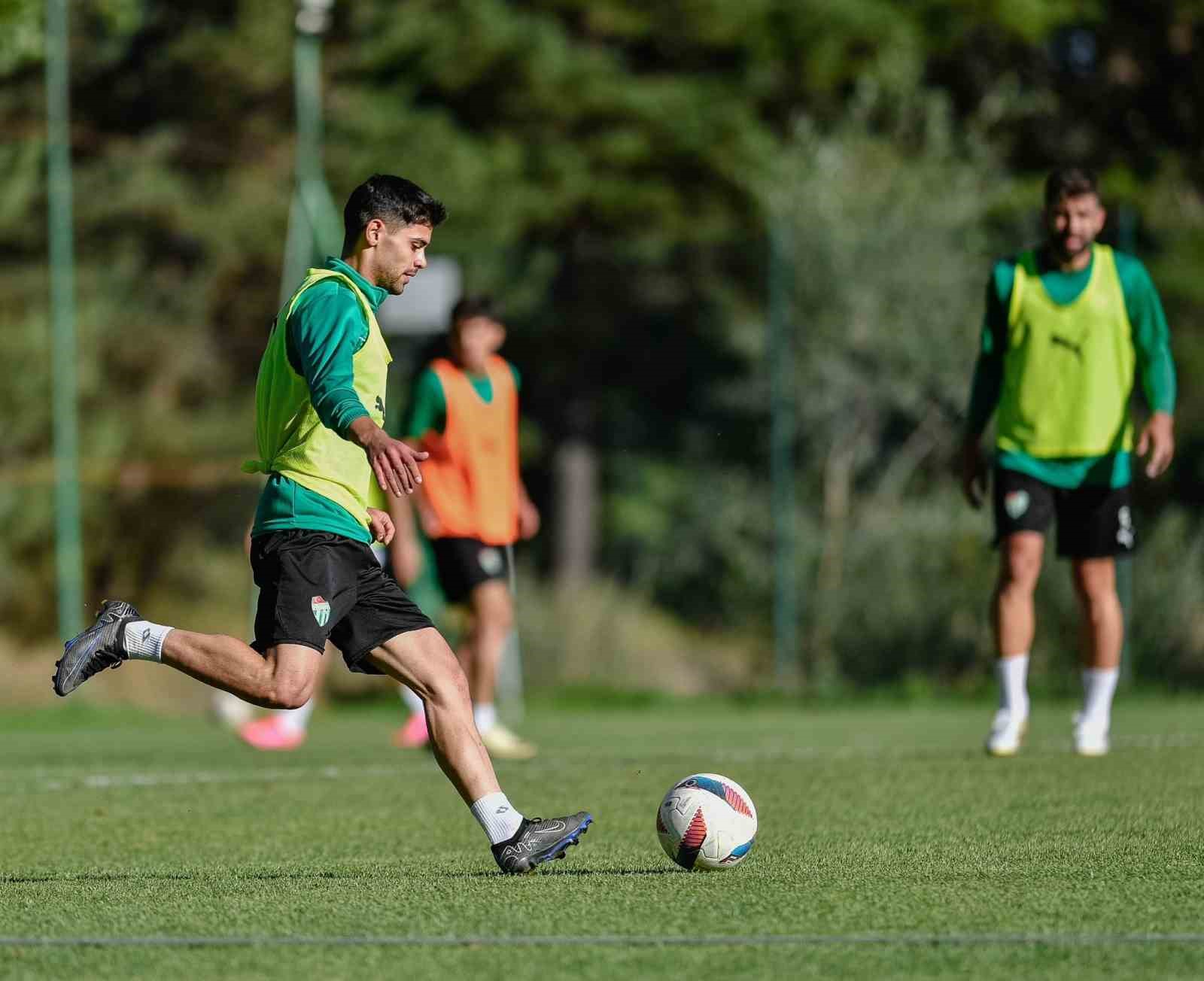 BURSASPOR'DA BOLU KAMPI DEVAM EDİYOR.
