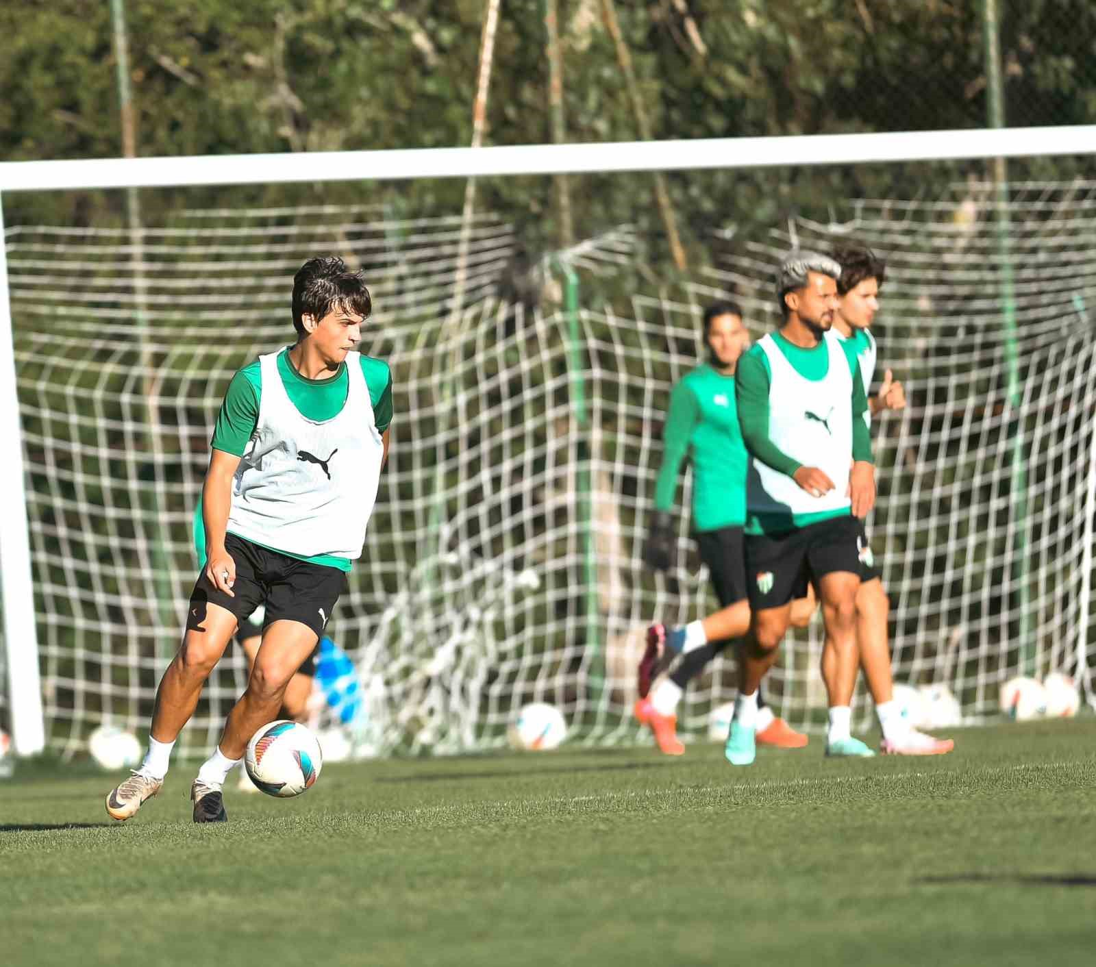 BURSASPOR'UN KAMP ÇALIŞMALARI DEVAM EDİYOR.