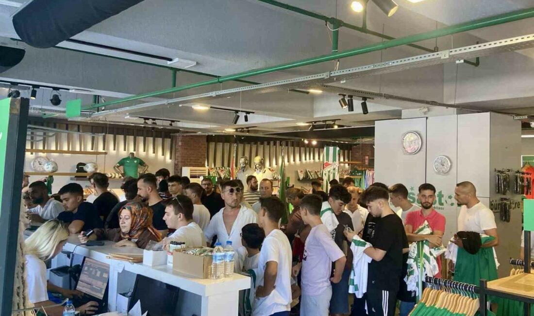 Bursaspor’un yeni sezon formalarına büyük ilgi BURSASPOR TARAFTARI YENİ SEZON FORMALARINA BÜYÜK İLGİ GÖSTERDİ.