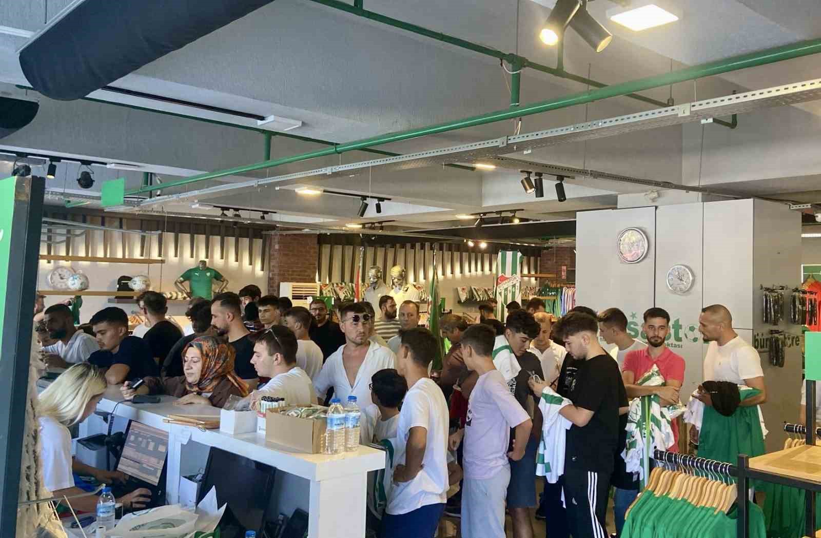 BURSASPOR TARAFTARI YENİ SEZON FORMALARINA BÜYÜK İLGİ GÖSTERDİ.