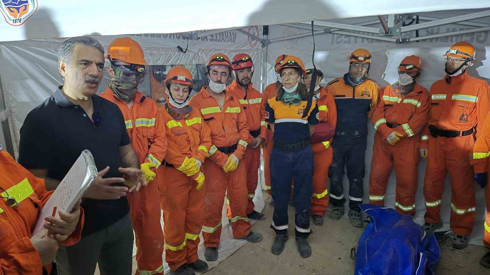 BÜTÜN MARMARA BÖLGESİ’Nİ ETKİLEYEN, 17 BİNDEN FAZLA YURTTAŞIMIZIN HAYATINI KAYBETTİĞİ