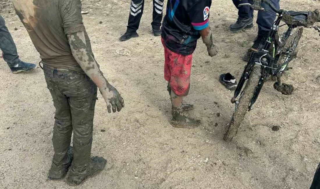 Çamura saplanan 2 çocuğu itfaiye kurtardı BURSA'NIN İNEGÖL İLÇESİNDE YENİCEKÖY GÖLETİNDE ÇAMURA SAPLANAN 2 ÇOCUĞU İTFAİYE