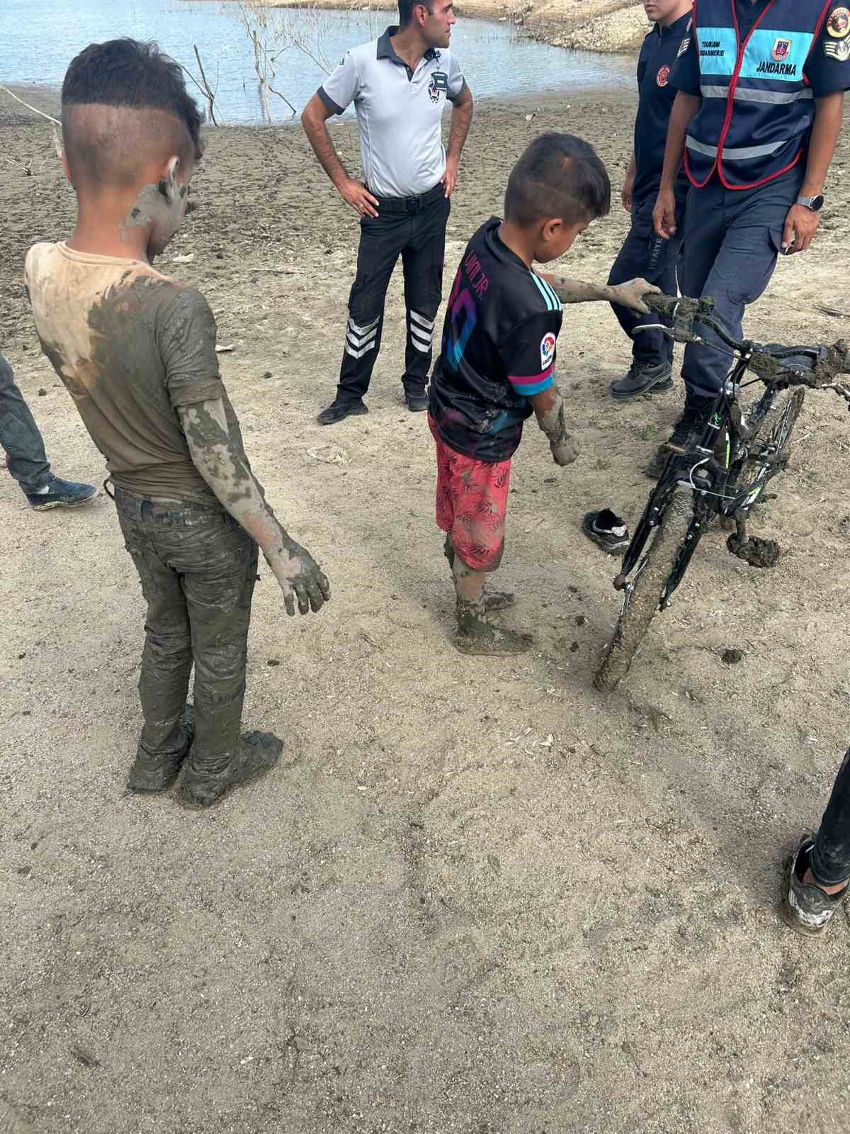 Çamura saplanan 2 çocuğu itfaiye kurtardı BURSA'NIN İNEGÖL İLÇESİNDE YENİCEKÖY GÖLETİNDE ÇAMURA SAPLANAN 2 ÇOCUĞU İTFAİYE