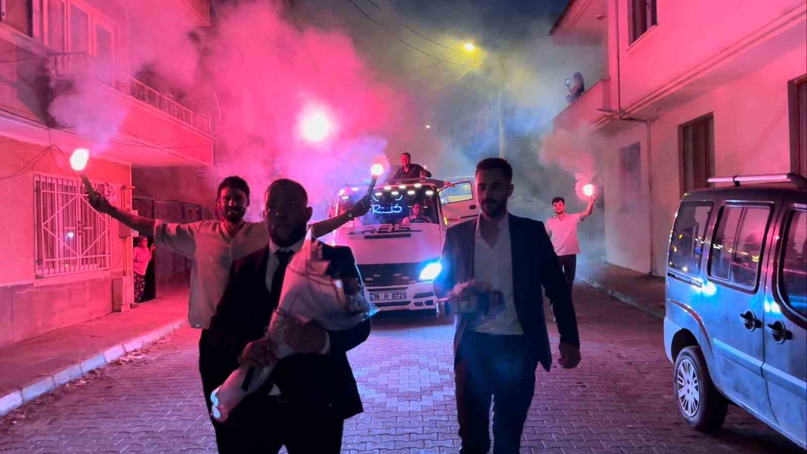 BURSA'NIN İZNİK İLÇESİNDE KIZ İSTEMEYE İŞ MAKİNESİ VE ÇEKİCİYLE GİDEN