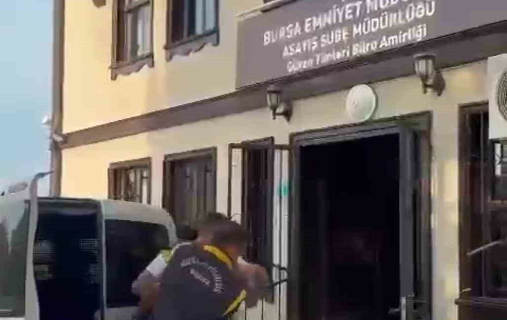 Cezaevinden kaçan uyuşturucu taciri yakalandı BURSA'DA GÜVEN TİMLERİ, ÇEŞİTLİ SUÇLARDAN HAKKINDA 9 YIL 2 AY