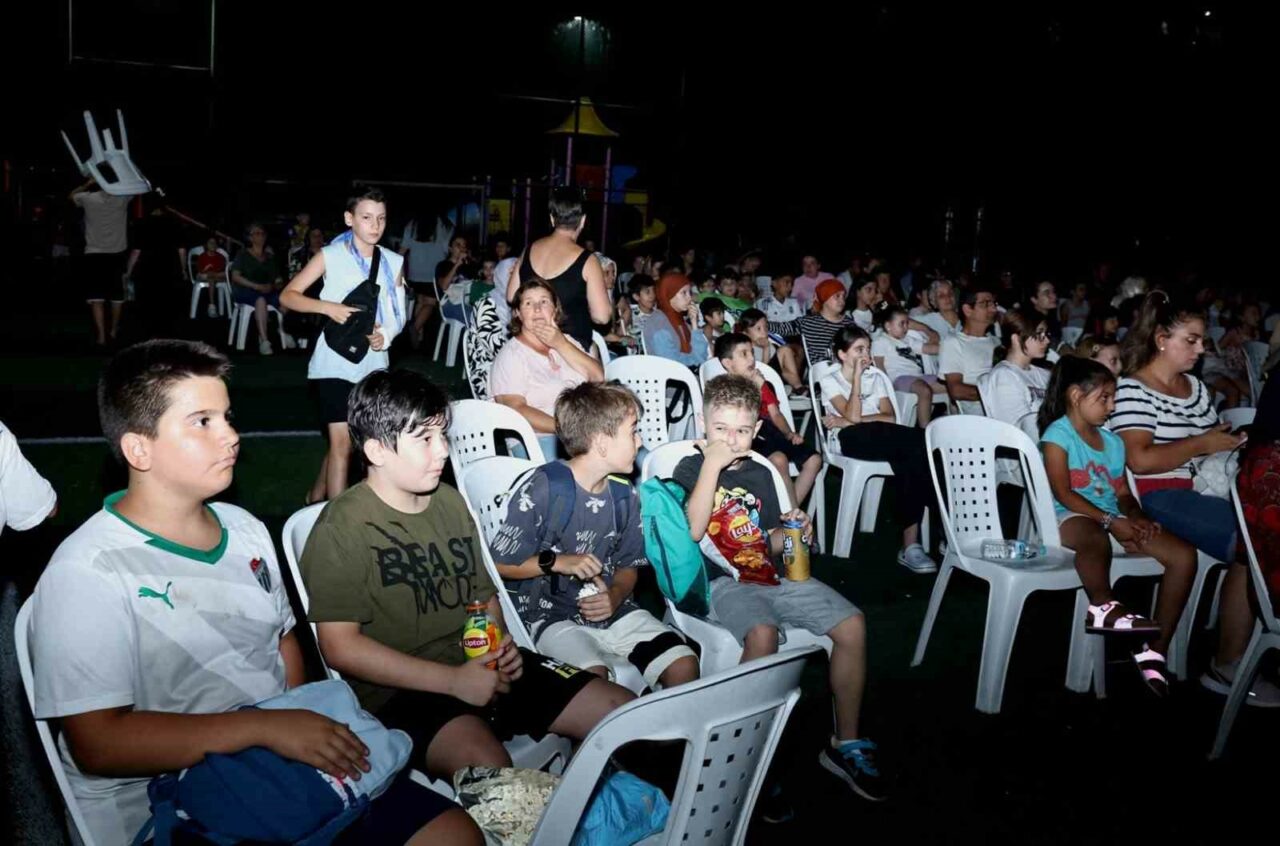 NİLÜFER BELEDİYESİ’NİN ÇOCUKLAR İÇİN HAZIRLADIĞI AÇIK HAVA SİNEMASI GÖSTERİMLERİ BAŞLADI.