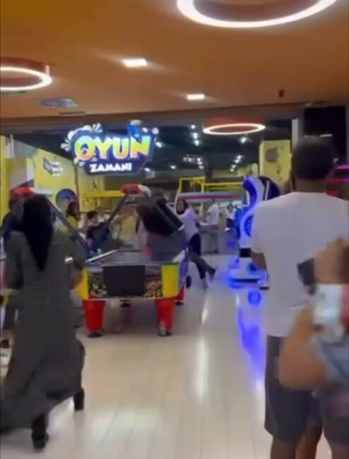 Çocuklarını oyun parkına götüren aileler birbirine girdi BURSA'DA BİR ALIŞVERİŞ MERKEZİNDE YETİŞKİNLERİN YER VERME KAVGASI SANİYE SANİYE