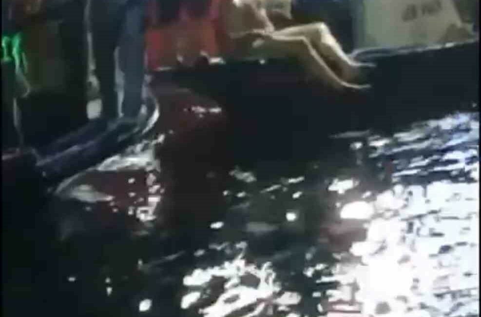 Denize giren sarhoş adamı balıkçılar kurtardı BURSA'NIN GEMLİK İLÇESİNDE SARHOŞ BİR ŞAHIS DENİZE GİRDİ. DENİZDE BOĞULMA