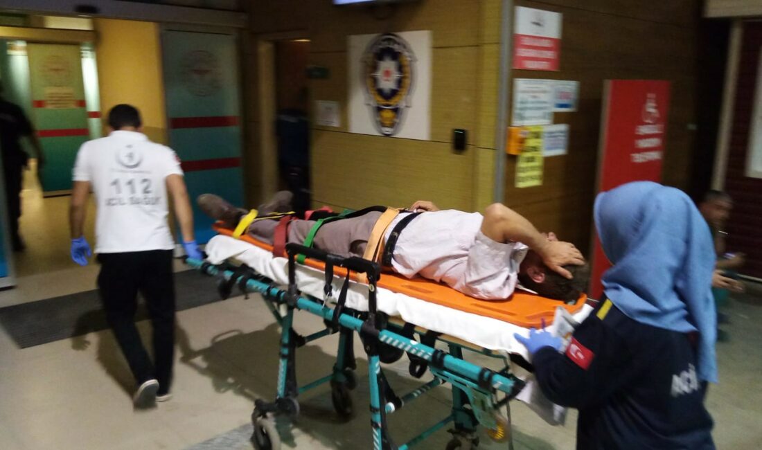 Devrilen traktörün sürücüsünü kabin korudu DEVRİLEN TRAKTÖRÜN SÜRÜCÜSÜNÜ KABİN KORUDU