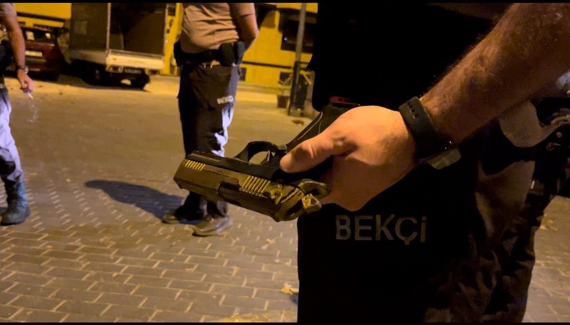 DEVRİYE ATAN EKİPLERİ GÖRÜNCE TABANCAYI KALDIRIMA ATTI