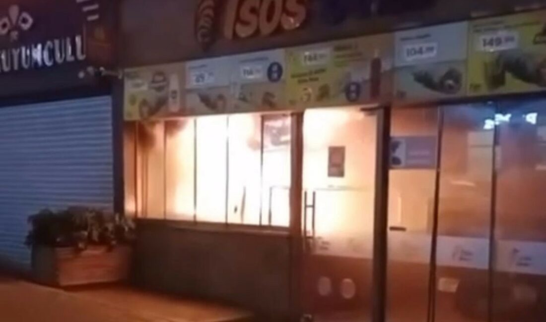 Dönerci dükkanı alev alev yandı, bina sakinleri panik dolu anlar yaşadı DÖNERCİ DÜKKANI ALEV ALEV YANDI, BİNA SAKİNLERİ PANİK DOLU ANLAR