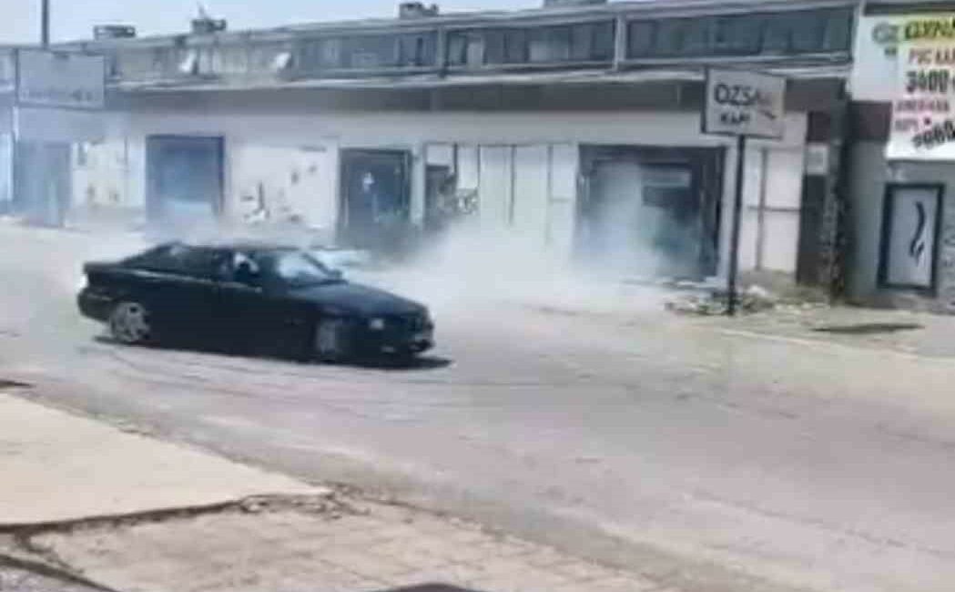 Drift attı, trafiği böyle tehlikeye düşürdü BURSA'DA DAKİKALARCA SOKAK ORTASINDA DRİFT ATAN MAGANDA KAMERAYA BÖYLE YANSIDI