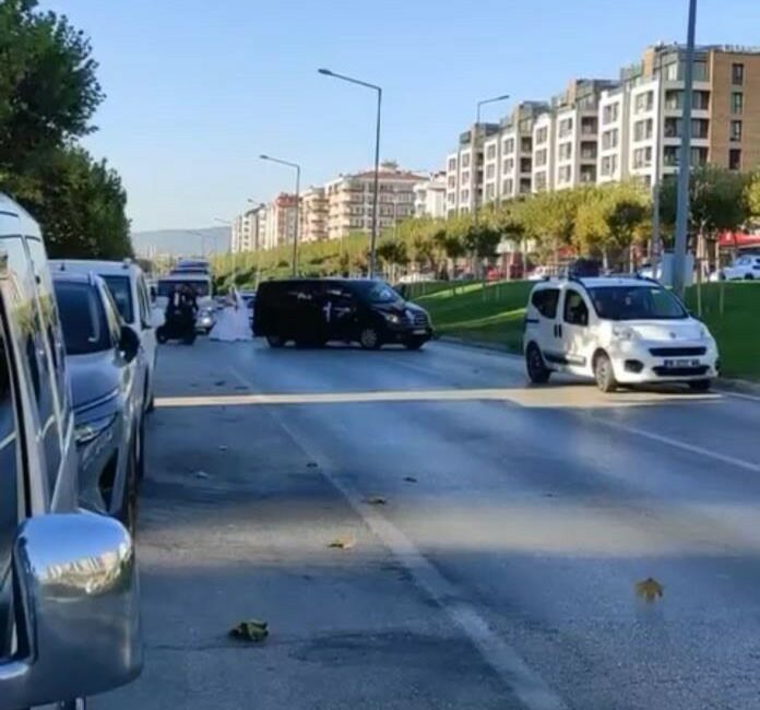 Düğün konvoyu terörü polisi harekete geçirdi, sürücülere ceza yağdı BURSA’DA YOLU TRAFİĞE KAPATAN DÜĞÜN KONVOYUNA CEZA YAĞDI