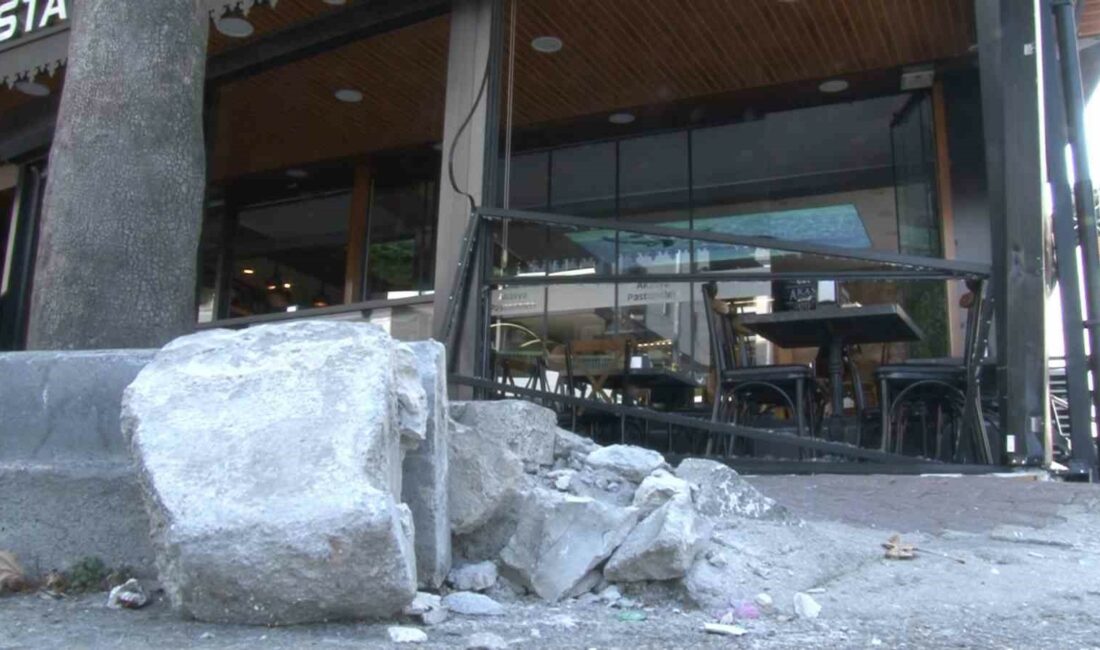 Dükkanına dalan otomobil sürücüsüyle kaza sonrası çay içerek sohbet etti BURSA'DA SÜRÜCÜSÜNÜN KONTROLÜNDEN ÇIKAN OTOMOBİL, KAFEYE DALDI. O SIRADA KAFEDE