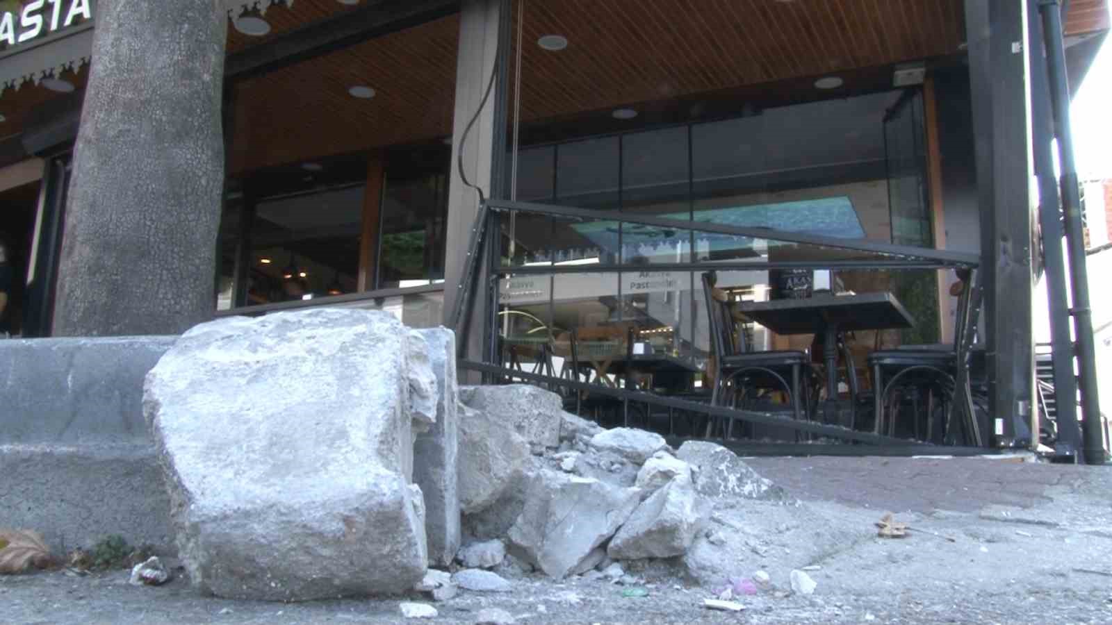 BURSA'DA SÜRÜCÜSÜNÜN KONTROLÜNDEN ÇIKAN OTOMOBİL, KAFEYE DALDI. O SIRADA KAFEDE