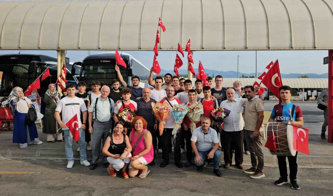 MEMLEKETE DÖNEN GENÇ SPORCULARA DAVULLU ZURNALI KARŞILAMA TÖRENİ YAPILDI