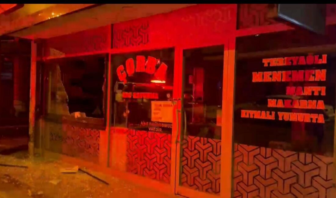 Gece vakti lokanta kurşunladı… O anlar kamerada BURSA'DA BİR ŞÜPHELİ GECE SAATLERİNDE HAFİF TİCARİ ARAÇLA GELİP 4